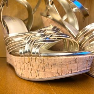 New Guess Platform Heels 8 M